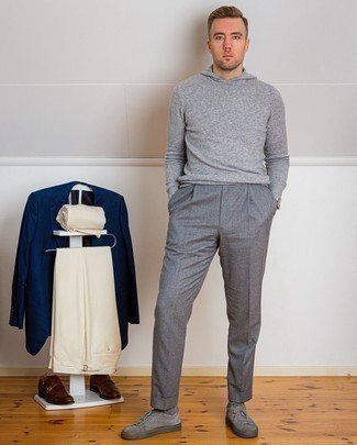 grauer Strick Pullover mit einem Kapuze, graue Anzughose, graue Wildleder niedrige Sneakers, graue Lederuhr für Herren