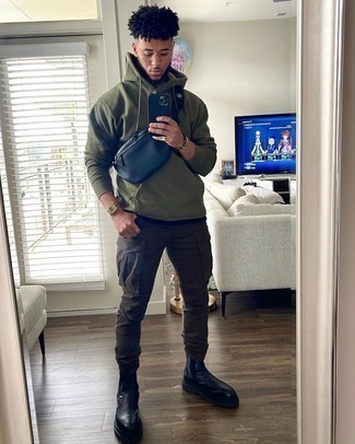 olivgrüner Pullover mit einem Kapuze von adidas