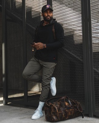 Dunkelbraune Leder Sporttasche kombinieren – 154 Herren Outfits: Kombinieren Sie einen schwarzen Pullover mit einem Kapuze mit einer dunkelbraunen Leder Sporttasche für einen entspannten Wochenend-Look. Weiße Segeltuch niedrige Sneakers sind eine einfache Möglichkeit, Ihren Look aufzuwerten.