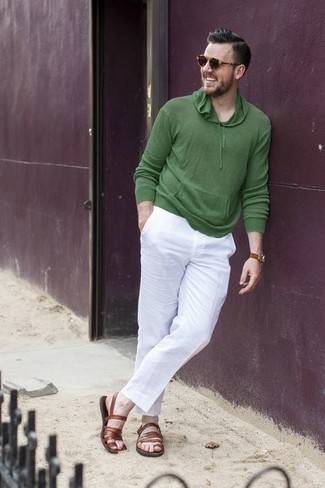 Dunkelbraune Ledersandalen kombinieren – 217 Herren Outfits: Kombinieren Sie einen grünen Pullover mit einem Kapuze mit einer weißen Chinohose für ein großartiges Wochenend-Outfit. Fühlen Sie sich mutig? Ergänzen Sie Ihr Outfit mit dunkelbraunen Ledersandalen.