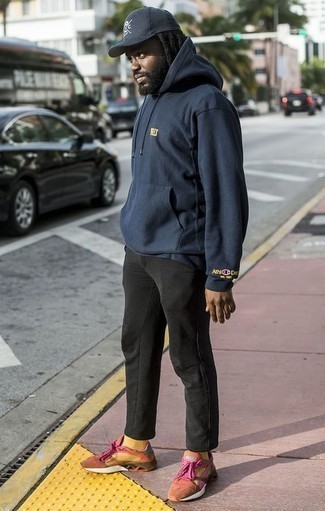 Senf Schuhe kombinieren – 500+ Herren Outfits: Kombinieren Sie einen dunkelblauen Pullover mit einem Kapuze mit einer schwarzen Chinohose für ein Alltagsoutfit, das Charakter und Persönlichkeit ausstrahlt. Orange Sportschuhe leihen Originalität zu einem klassischen Look.