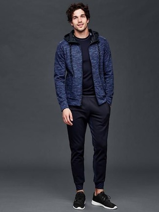 Blauen Pullover mit einem Kapuze kombinieren – 327 Herren Outfits: Für ein bequemes Couch-Outfit, kombinieren Sie einen blauen Pullover mit einem Kapuze mit einer dunkelblauen Jogginghose. Schwarze Sportschuhe sind eine großartige Wahl, um dieses Outfit zu vervollständigen.