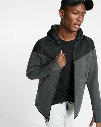 dunkelgrauer Pullover mit einem Kapuze von Solid