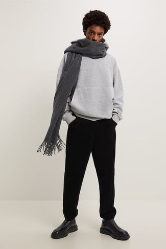 Dunkelgrauen Schal kombinieren – 500+ Herren Outfits: Für ein bequemes Couch-Outfit, entscheiden Sie sich für einen grauen Pullover mit einem Kapuze und einen dunkelgrauen Schal. Schwarze Chelsea Boots aus Leder bringen Eleganz zu einem ansonsten schlichten Look.