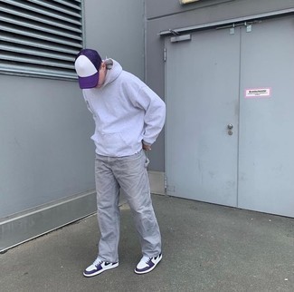 Lila Baseballkappe kombinieren – 49 Herren Outfits: Kombinieren Sie einen grauen Pullover mit einem Kapuze mit einer lila Baseballkappe für einen entspannten Wochenend-Look. Putzen Sie Ihr Outfit mit violetten Leder niedrigen Sneakers.
