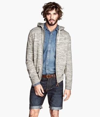 30 Jährige: Jeansshorts kombinieren – 133 Casual Herren Outfits: Entscheiden Sie sich für einen grauen Pullover mit einem Kapuze und Jeansshorts für ein sonntägliches Mittagessen mit Freunden.