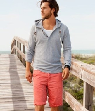 Rote und dunkelblaue Shorts kombinieren – 87 Herren Outfits: Kombinieren Sie einen grauen Pullover mit einem Kapuze mit roten und dunkelblauen Shorts für ein bequemes Outfit, das außerdem gut zusammen passt.