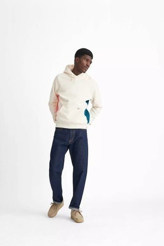 Welche Jeans mit hellbeige Chukka-Stiefel zu tragen – 257 Herren Outfits: Vereinigen Sie einen hellbeige bedruckten Pullover mit einem Kapuze mit Jeans für einen entspannten Wochenend-Look. Fühlen Sie sich ideenreich? Ergänzen Sie Ihr Outfit mit hellbeige Chukka-Stiefeln.