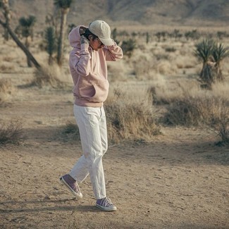 rosa Pullover mit einem Kapuze, weiße Jeans, hellviolette Segeltuch niedrige Sneakers, hellbeige Baseballkappe für Herren