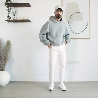 Grauen Pullover kombinieren – 500+ Herren Outfits warm Wetter: Kombinieren Sie einen grauen Pullover mit weißen Jeans für ein Alltagsoutfit, das Charakter und Persönlichkeit ausstrahlt. Weiße Sportschuhe sind eine einfache Möglichkeit, Ihren Look aufzuwerten.