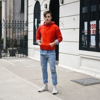 roter Pullover mit einem Kapuze von Charlie Constantinou