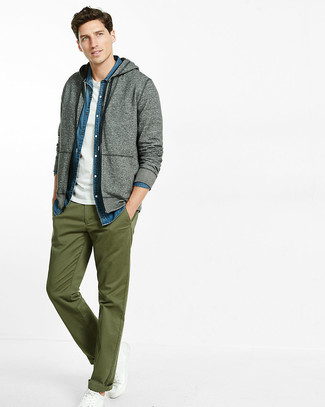 Grauen Pullover mit einem Kapuze kombinieren – 500+ Herbst Herren Outfits: Kombinieren Sie einen grauen Pullover mit einem Kapuze mit einer olivgrünen Chinohose, um einen lockeren, aber dennoch stylischen Look zu erhalten. Vervollständigen Sie Ihr Look mit weißen Leder niedrigen Sneakers. Ein toller Herbst-Look.