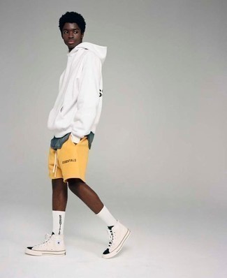 Gelbe Shorts kombinieren – 133 Herren Outfits: Ein weißer und schwarzer bedruckter Pullover mit einem Kapuze und gelbe Shorts sind eine großartige Outfit-Formel für Ihre Sammlung. Weiße und schwarze hohe Sneakers aus Segeltuch fügen sich nahtlos in einer Vielzahl von Outfits ein.