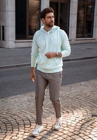 30 Jährige: Grünen Pullover kombinieren – 49 Casual Herren Outfits: Kombinieren Sie einen grünen Pullover mit einer beige Chinohose für einen bequemen Alltags-Look. Weiße Sportschuhe sind eine perfekte Wahl, um dieses Outfit zu vervollständigen.