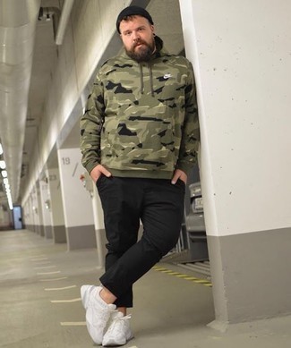olivgrüner Camouflage Pullover mit einem Kapuze von Nike