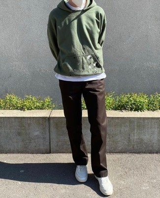 olivgrüner bedruckter Pullover mit einem Kapuze von adidas