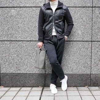 Graue Leder Clutch Handtasche kombinieren – 19 Herren Outfits: Vereinigen Sie einen schwarzen Lederpullover mit einem kapuze mit einer grauen Leder Clutch Handtasche für einen entspannten Wochenend-Look. Fühlen Sie sich ideenreich? Wählen Sie weißen Segeltuch niedrige Sneakers.