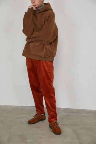 Orange Chinohose kombinieren – 181 Herren Outfits: Kombinieren Sie einen braunen Fleece-Pullover mit einem Kapuze mit einer orange Chinohose, um mühelos alles zu meistern, was auch immer der Tag bringen mag. Ergänzen Sie Ihr Look mit rotbraunen Wildleder niedrigen Sneakers.