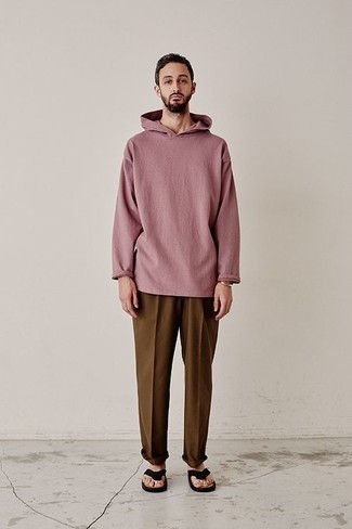 Lässige Outfits Herren 2024: Kombinieren Sie einen rosa Pullover mit einem Kapuze mit einer braunen Chinohose für ein großartiges Wochenend-Outfit. Schwarze Zehensandalen verleihen einem klassischen Look eine neue Dimension.