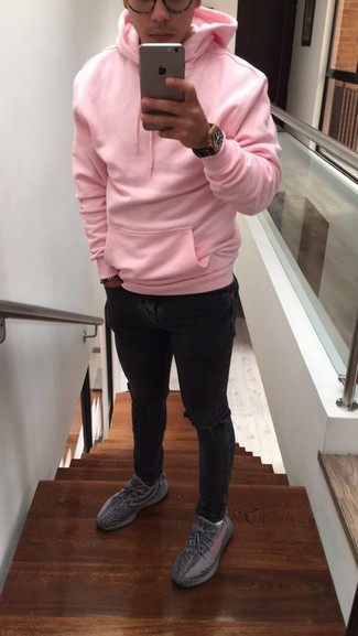 30 Jährige: Wie schwarze Jeans mit Destroyed-Effekten mit grauer Sportschuhe zu kombinieren – 7 Herren Outfits: Kombinieren Sie einen rosa Pullover mit einem Kapuze mit schwarzen Jeans mit Destroyed-Effekten für einen entspannten Wochenend-Look. Graue Sportschuhe sind eine gute Wahl, um dieses Outfit zu vervollständigen.