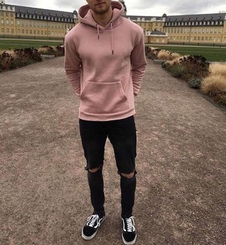 20 Jährige: Wie rosa Pullover mit einem Kapuze mit schwarzer Jeans zu kombinieren – 5 Herren Outfits: Entscheiden Sie sich für Komfort in einem rosa Pullover mit einem Kapuze und schwarzen Jeans. Vervollständigen Sie Ihr Look mit schwarzen und weißen Segeltuch niedrigen Sneakers.