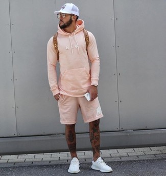 20 Jährige: Weiße Sportschuhe kombinieren – 282 Sommer Herren Outfits: Paaren Sie einen rosa Pullover mit einem Kapuze mit rosa Shorts für ein großartiges Wochenend-Outfit. Fühlen Sie sich ideenreich? Entscheiden Sie sich für weißen Sportschuhe. Schon mal so einen trendigen Sommer-Outfit gesehen?