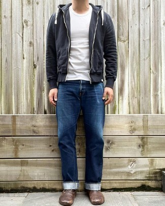 Slipper kombinieren – 399 Casual Herren Outfits: Vereinigen Sie einen schwarzen Pullover mit einem Kapuze mit dunkelblauen Jeans, um mühelos alles zu meistern, was auch immer der Tag bringen mag. Fühlen Sie sich mutig? Entscheiden Sie sich für Slipper.