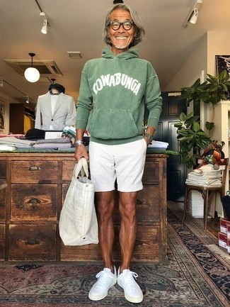Grünen bedruckten Pullover mit einem Kapuze kombinieren – 8 Herren Outfits: Kombinieren Sie einen grünen bedruckten Pullover mit einem Kapuze mit weißen Shorts für einen entspannten Wochenend-Look. Weiße Segeltuch niedrige Sneakers sind eine großartige Wahl, um dieses Outfit zu vervollständigen.