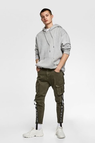 grauer Pullover mit einem Kapuze, weißes T-Shirt mit einem Rundhalsausschnitt, olivgrüne Cargohose, weiße Sportschuhe für Herren