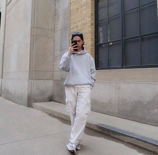 Weiße Cargohose kombinieren – 79 Herren Outfits: Ein grauer Pullover mit einem Kapuze und eine weiße Cargohose sind eine kluge Outfit-Formel für Ihre Sammlung. Graue Sportschuhe liefern einen wunderschönen Kontrast zu dem Rest des Looks.