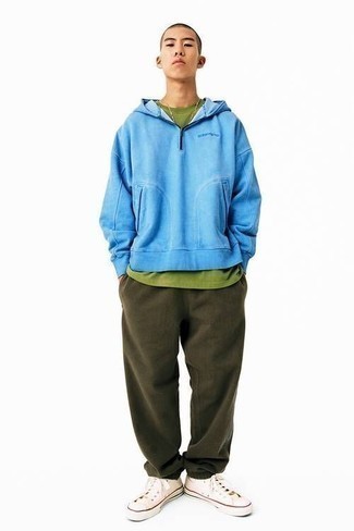 Teenager: Outfits Herren 2024: Erwägen Sie das Tragen von einem hellblauen Pullover mit einem Kapuze und einem olivgrünen T-Shirt mit einem Rundhalsausschnitt für einen entspannten Wochenend-Look.