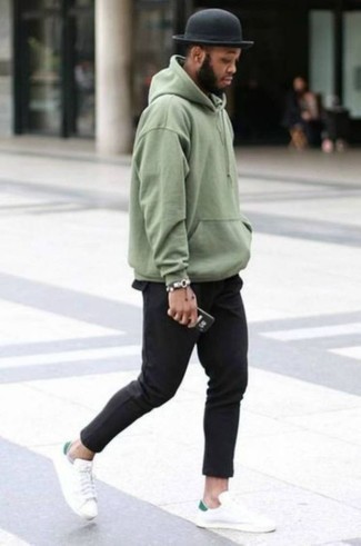 grüner Pullover mit einem Kapuze von Nike