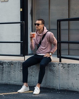 20 Jährige: Wie rosa Pullover mit einem Kapuze mit weißer Segeltuch niedriger Sneakers zu kombinieren – 6 Herren Outfits warm Wetter: Erwägen Sie das Tragen von einem rosa Pullover mit einem Kapuze und einer dunkelblauen Chinohose, um einen lockeren, aber dennoch stylischen Look zu erhalten. Weiße Segeltuch niedrige Sneakers fügen sich nahtlos in einer Vielzahl von Outfits ein.