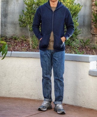 Welche Sportschuhe mit dunkelblauer Jeans zu tragen – 181 Lässige Herren Outfits: Ein dunkelblauer Strick Pullover mit einem Kapuze und dunkelblaue Jeans sind eine gute Outfit-Formel für Ihre Sammlung. Fühlen Sie sich ideenreich? Wählen Sie Sportschuhe.