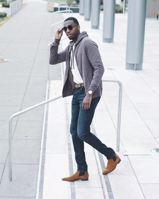 Braune Stiefel kombinieren – 1200+ Frühling Herren Outfits: Kombinieren Sie einen grauen Pullover mit einem Kapuze mit dunkelblauen Jeans für ein bequemes Outfit, das außerdem gut zusammen passt. Fühlen Sie sich mutig? Vervollständigen Sie Ihr Outfit mit braunen Stiefeln. Schon ergibt sich ein tolles Frühlings-Outfit.