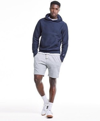 Dunkelgraue Shorts kombinieren – 432 Herren Outfits: Tragen Sie einen dunkelblauen Pullover mit einem Kapuze und dunkelgrauen Shorts für einen entspannten Wochenend-Look. Weiße und schwarze bedruckte Segeltuch niedrige Sneakers sind eine perfekte Wahl, um dieses Outfit zu vervollständigen.