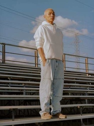 weißer Pullover mit einem Kapuze, hellblaue Jeans, beige Chukka-Stiefel aus Wildleder, weißer Segeltuchgürtel für Herren