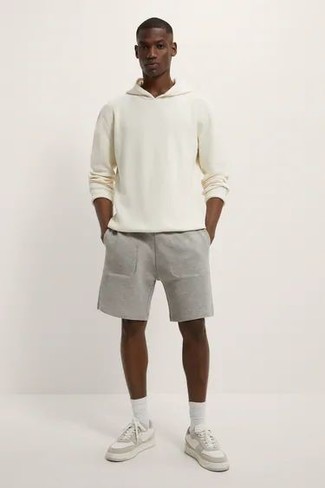 Dunkelgraue Shorts kombinieren – 432 Herren Outfits: Ein weißer Pullover mit einem Kapuze und dunkelgraue Shorts vermitteln eine sorglose und entspannte Atmosphäre. Vervollständigen Sie Ihr Look mit weißen Leder niedrigen Sneakers.