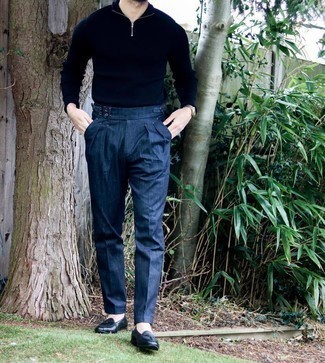 dunkelblauer Pullover mit einem Reißverschluss am Kragen von Calvin Klein