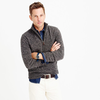 Pullover mit einem Reißverschluss am Kragen kombinieren – 347 Herren Outfits: Erwägen Sie das Tragen von einem Pullover mit einem Reißverschluss am Kragen und weißen Jeans für ein sonntägliches Mittagessen mit Freunden.
