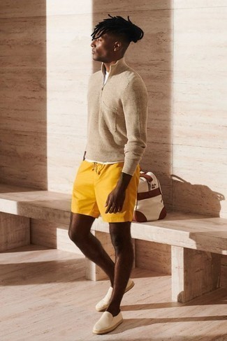 Espadrilles kombinieren – 556+ Herren Outfits: Kombinieren Sie einen beige Pullover mit einem Reißverschluss am Kragen mit senf Badeshorts für einen bequemen Alltags-Look. Fühlen Sie sich ideenreich? Wählen Sie Espadrilles.