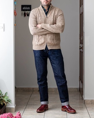 Hellbeige Strick Pullover mit einem Reißverschluß kombinieren – 6 Herren Outfits: Tragen Sie einen hellbeige Strick Pullover mit einem Reißverschluß und dunkelblauen Jeans für ein sonntägliches Mittagessen mit Freunden. Putzen Sie Ihr Outfit mit einer dunkelroten Lederfreizeitstiefeln.