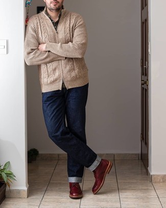 30 Jährige: Hellbeige Strick Pullover mit einem Reißverschluß kombinieren – 2 Herbst Herren Outfits: Kombinieren Sie einen hellbeige Strick Pullover mit einem Reißverschluß mit dunkelblauen Jeans, um mühelos alles zu meistern, was auch immer der Tag bringen mag. Ergänzen Sie Ihr Outfit mit einer dunkelroten Lederfreizeitstiefeln, um Ihr Modebewusstsein zu zeigen. Schon haben wir ein super Look in der Übergangszeit.