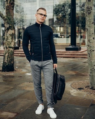Schwarzen Rucksack kombinieren – 500+ Herren Outfits: Für ein bequemes Couch-Outfit, kombinieren Sie einen dunkelblauen gesteppten Pullover mit einem Reißverschluß mit einem schwarzen Rucksack. Weiße Segeltuch niedrige Sneakers bringen Eleganz zu einem ansonsten schlichten Look.