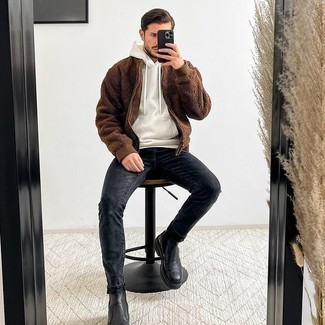 Dunkelgraue Jeans mit Destroyed-Effekten kombinieren – 500+ Herren Outfits: Tragen Sie einen weißen Pullover mit einem Kapuze und dunkelgrauen Jeans mit Destroyed-Effekten für einen entspannten Wochenend-Look. Wählen Sie schwarzen Chelsea Boots aus Leder, um Ihr Modebewusstsein zu zeigen.