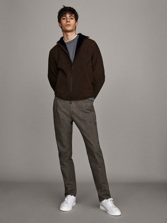 dunkelbrauner Pullover mit einem Reißverschluß, grauer Pullover mit einem Rundhalsausschnitt, braune Chinohose, weiße Segeltuch niedrige Sneakers für Herren