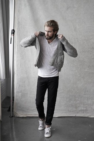 Grauen Pullover mit einem Reißverschluß kombinieren – 60 Herren Outfits: Vereinigen Sie einen grauen Pullover mit einem Reißverschluß mit einer schwarzen Chinohose für einen bequemen Alltags-Look. Graue niedrige Sneakers leihen Originalität zu einem klassischen Look.