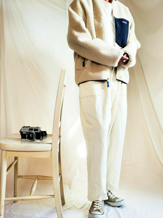 hellbeige Fleece-Pullover mit einem Reißverschluß, weißes T-Shirt mit einem Rundhalsausschnitt, weiße Chinohose, beige Segeltuch niedrige Sneakers für Herren