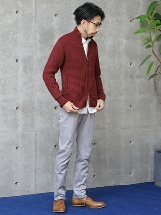 Roten Pullover mit einem Reißverschluß kombinieren – 16 Herren Outfits: Tragen Sie einen roten Pullover mit einem Reißverschluß und eine graue Chinohose für ein bequemes Outfit, das außerdem gut zusammen passt. Komplettieren Sie Ihr Outfit mit beige Leder Derby Schuhen, um Ihr Modebewusstsein zu zeigen.