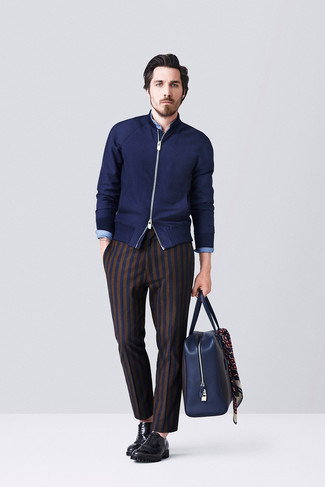 Dunkelblauen Schal kombinieren – 500+ Herren Outfits: Ein dunkelblauer Pullover mit einem Reißverschluß und ein dunkelblauer Schal sind eine kluge Outfit-Formel für Ihre Sammlung. Putzen Sie Ihr Outfit mit schwarzen Leder Oxford Schuhen.